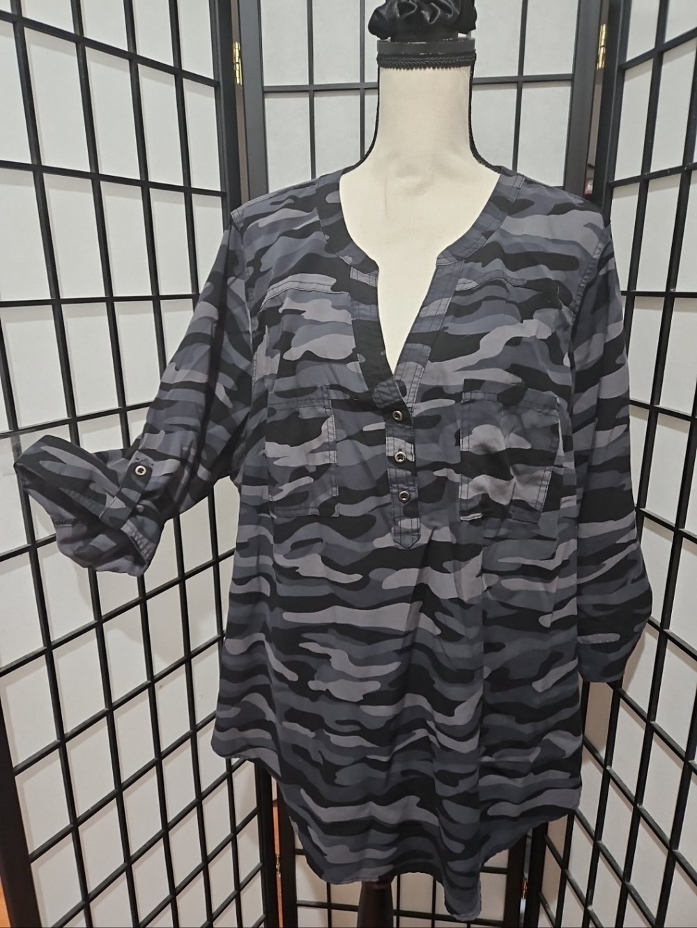 Torrid Size 3 (3X)  Black  & Gray Camo Harper 3/4 Sleeve